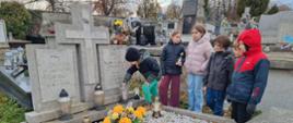 dzieci przy grobie 1