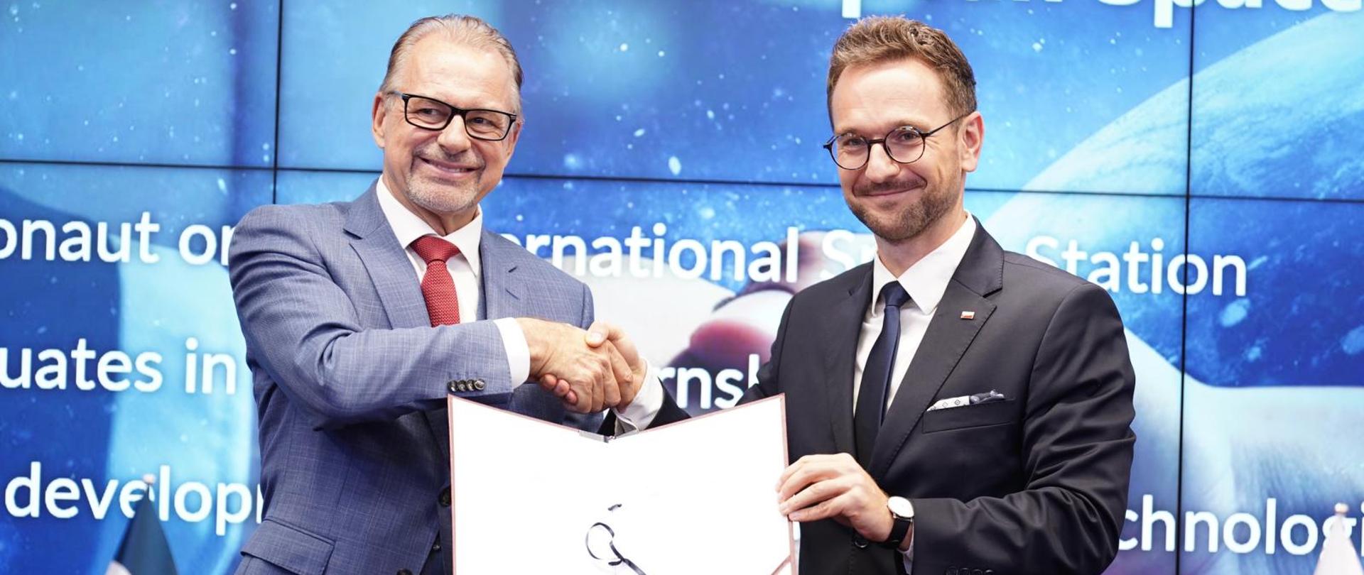 Minister Waldemar Buda wraz dyrektorem generalnym ESA (European Space Agency) dr Josefem Aschbacherem.