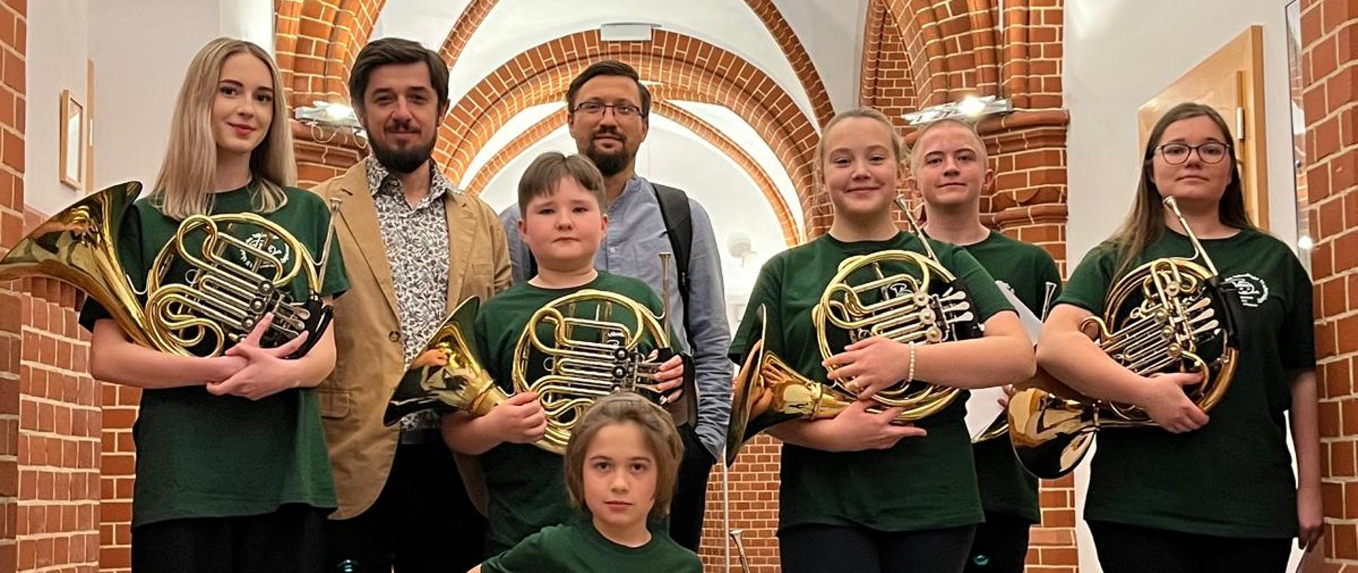 uczniowie klasy akordeonu podczas II Międzynarodowego konkursu Młody Waltornista im. Mieczysława Korczaka w Katowicach wraz z nauczycielem Piotrem Rysiewiczem i akompaniatorem Sławomirem Kuskiem