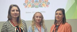 Trzy osoby pozują do zdjęcia