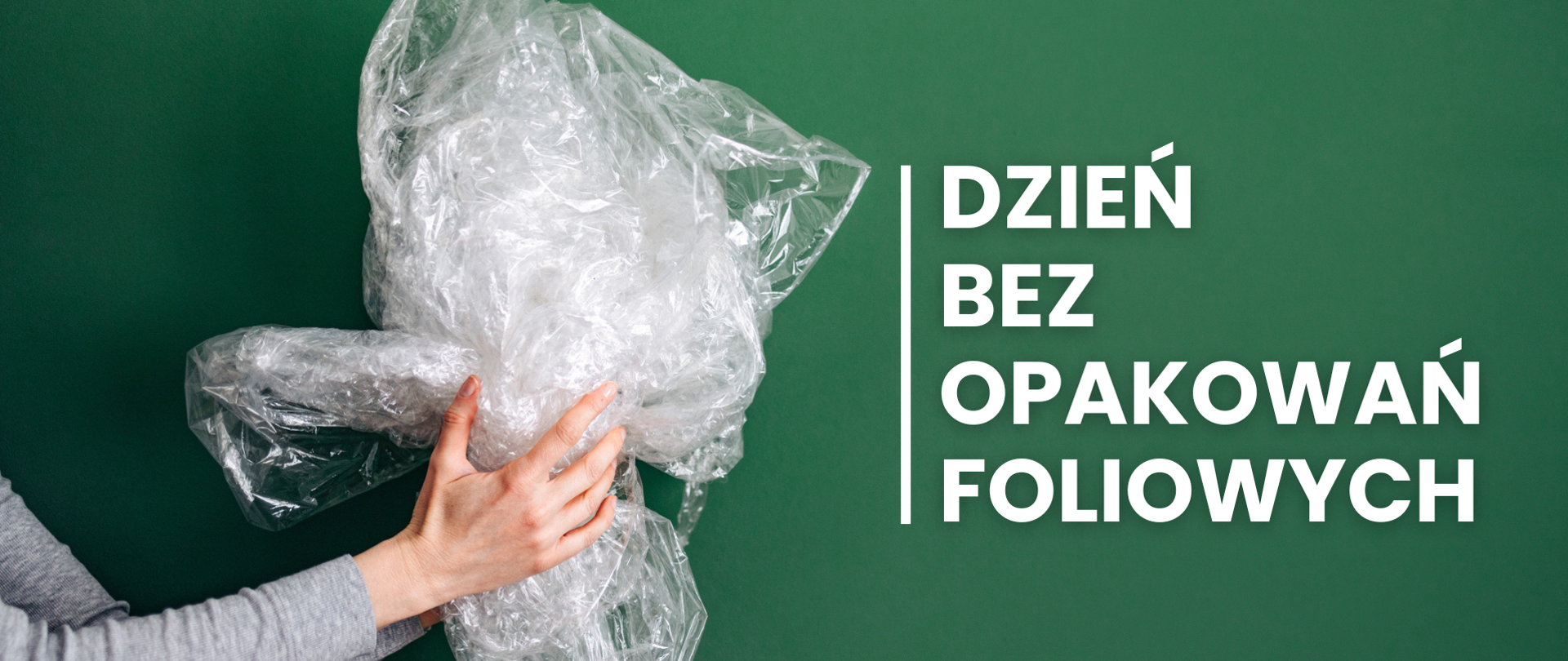 Na zielonym tle ręka ludzka, która zgniata duży kawałek folii. Po prawej stronie napis: Dzień bez Opakowań Foliowych 