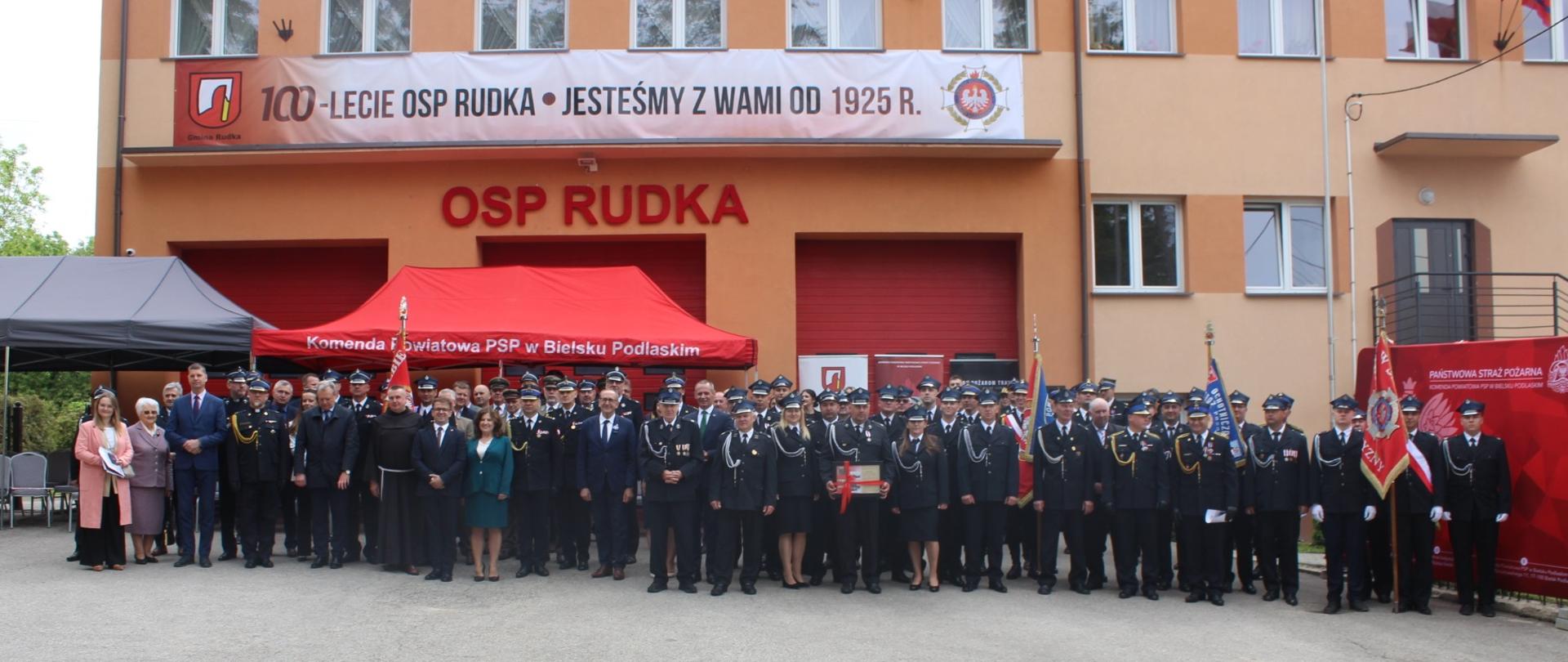 Zdjęcie grupowe podczas powiatowych obchodów dnia strażaka i jubileuszu 100-lecia OSP Rudka 