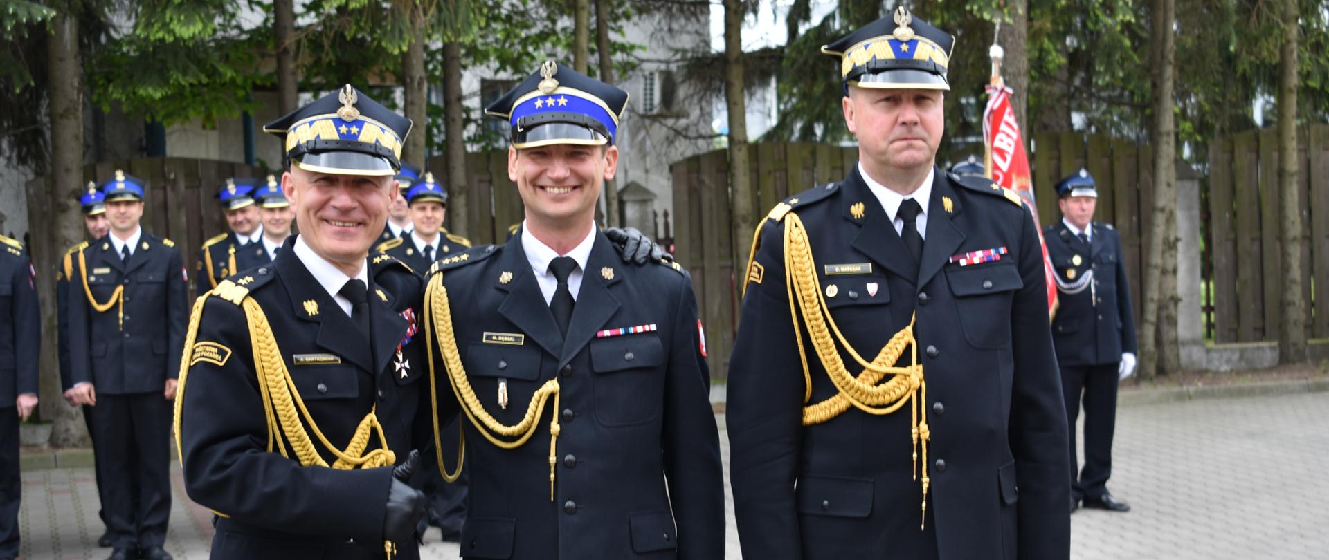 Zdjęcie 3 komendantów (główny, wojewódzki i powiatowy) w mundurach galowych
