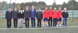 W szeregu stoją m.in. zwycięska drużyna z KP PSP w Brzezinach, zaproszeni goście oraz organizatorzy. Wśród gości od lewej druh OSP Rogów Piotr Szczodrowski, Komendant Powiatowy PSP w Brzezinach, Starosta Powiatu brzezińskiego Renata Kobiera, Łódzki Komendant Wojewódzki nadbryg. Jarosław Wlazłowski, 