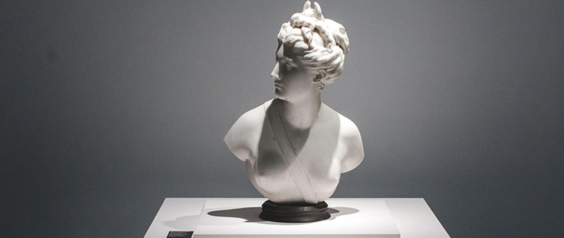 Odzyskane popiersie Diany z kolekcji Stanisława Augusta Poniatowskiego w Kordegardzie 