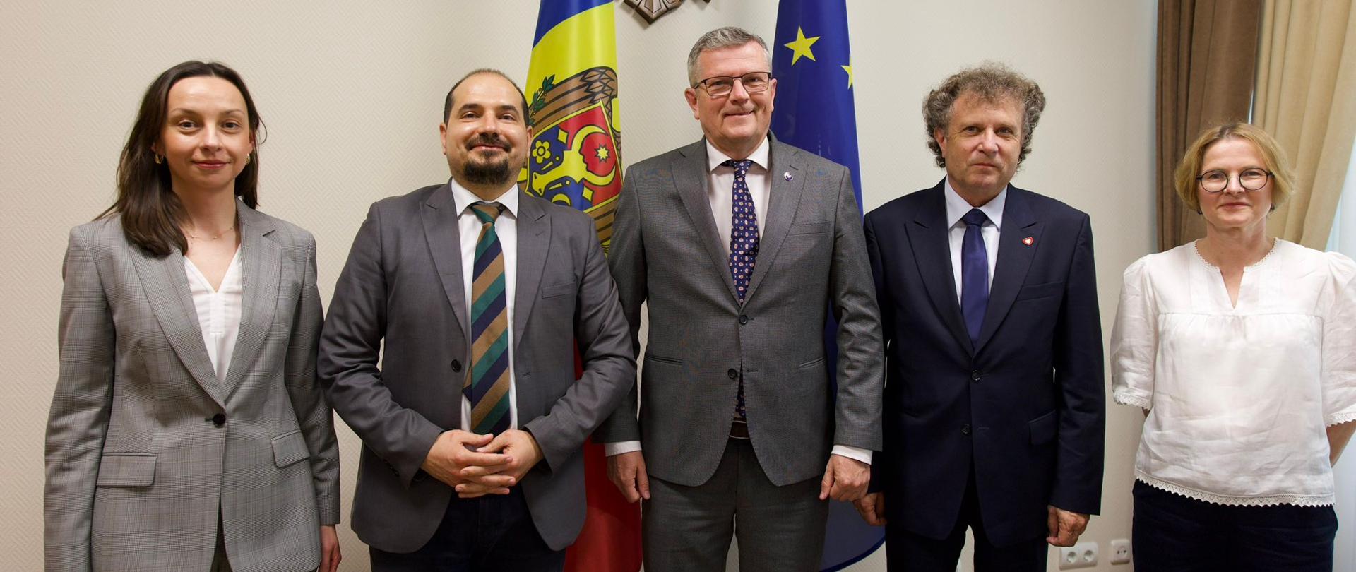 Na zdjęciu wiceminister funduszy i polityki regionalnej Jacek Karnowski w towarzystwie innych uczestników spotkania