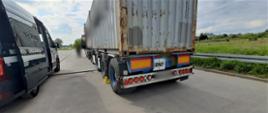Od lewej: oznakowany furgon mazowieckiej Inspekcji Transportu Drogowego stoi obok ośmioosiowego zestawu z dwoma kontenerami 20-stopowymi.