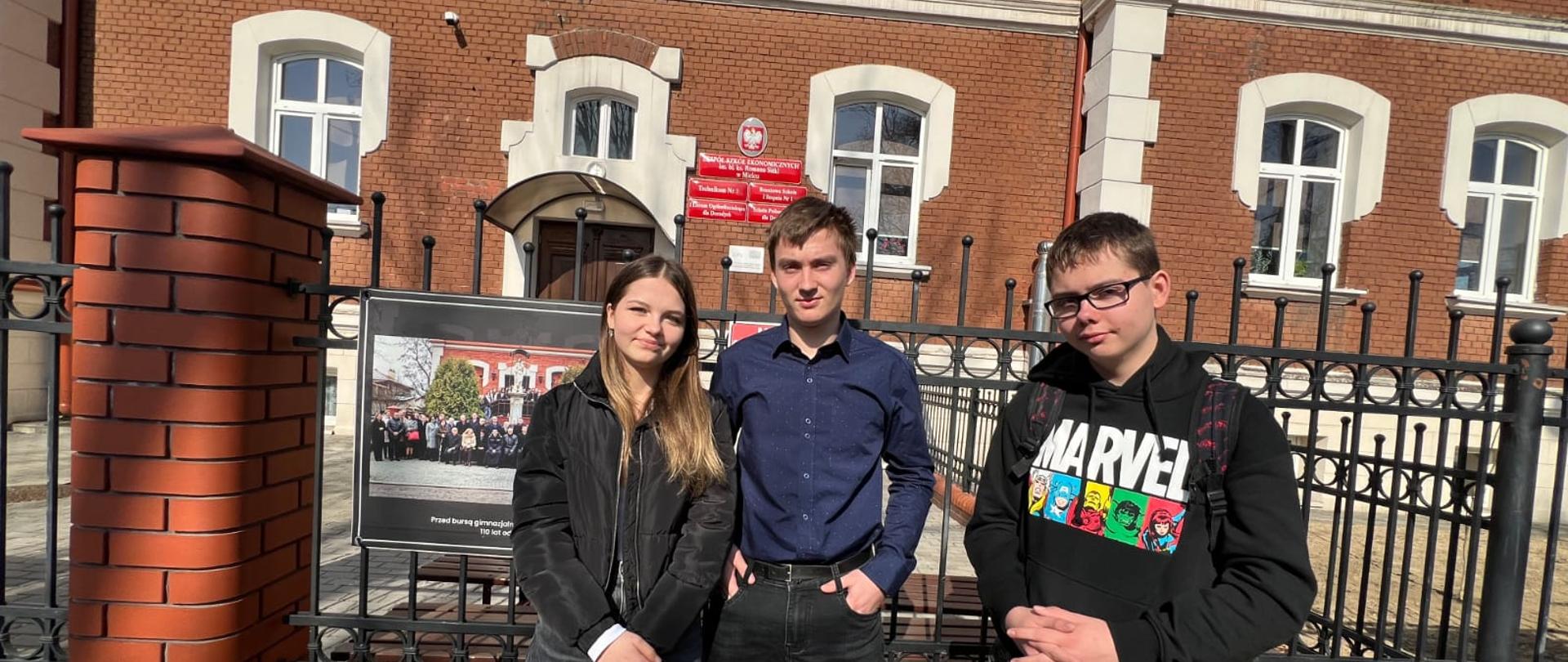 Uczniowie naszej szkoły przed Zespołem Szkół Ekonomicznych w Mielcu