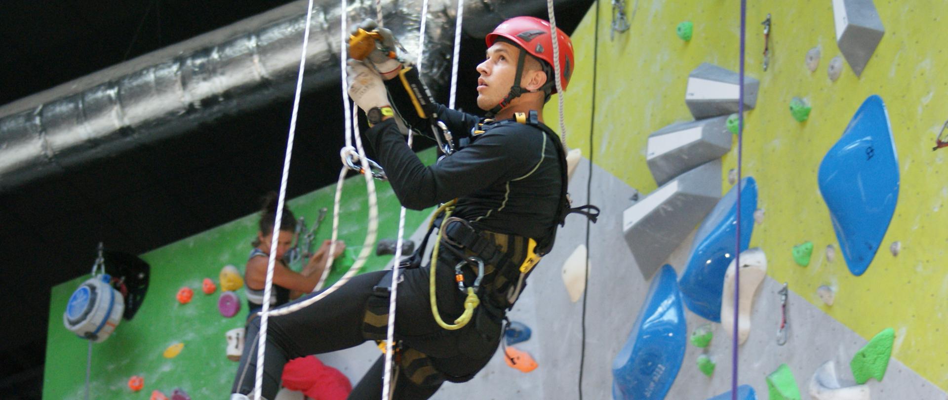 ratownik wysokościowy podczas konkurencji wysokościowej