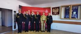 Zdjęcie grupowe nowoprzyjętego strażaka oraz awansowanych strażaków z Komendantem Powiatowym PSP w Lwówku Śląskim i Dowódcą Jednostki Ratowniczo-Gaśniczej