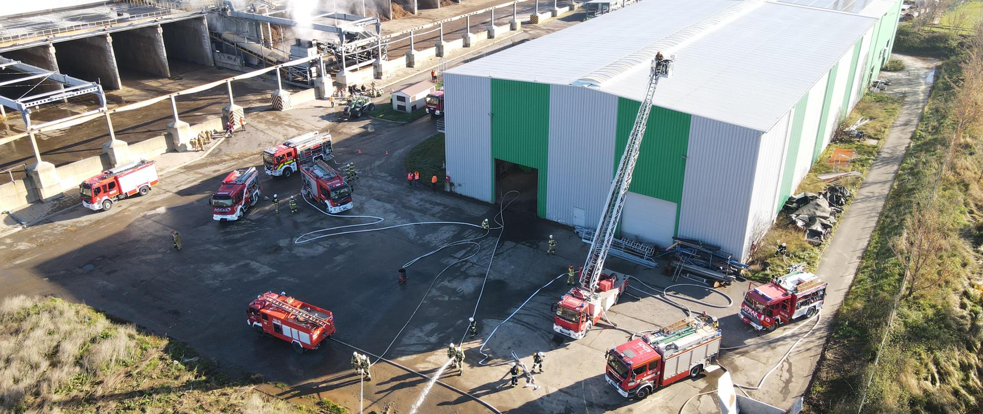Ćwiczenia ratownicze na terenie zakładu produkcyjnego.