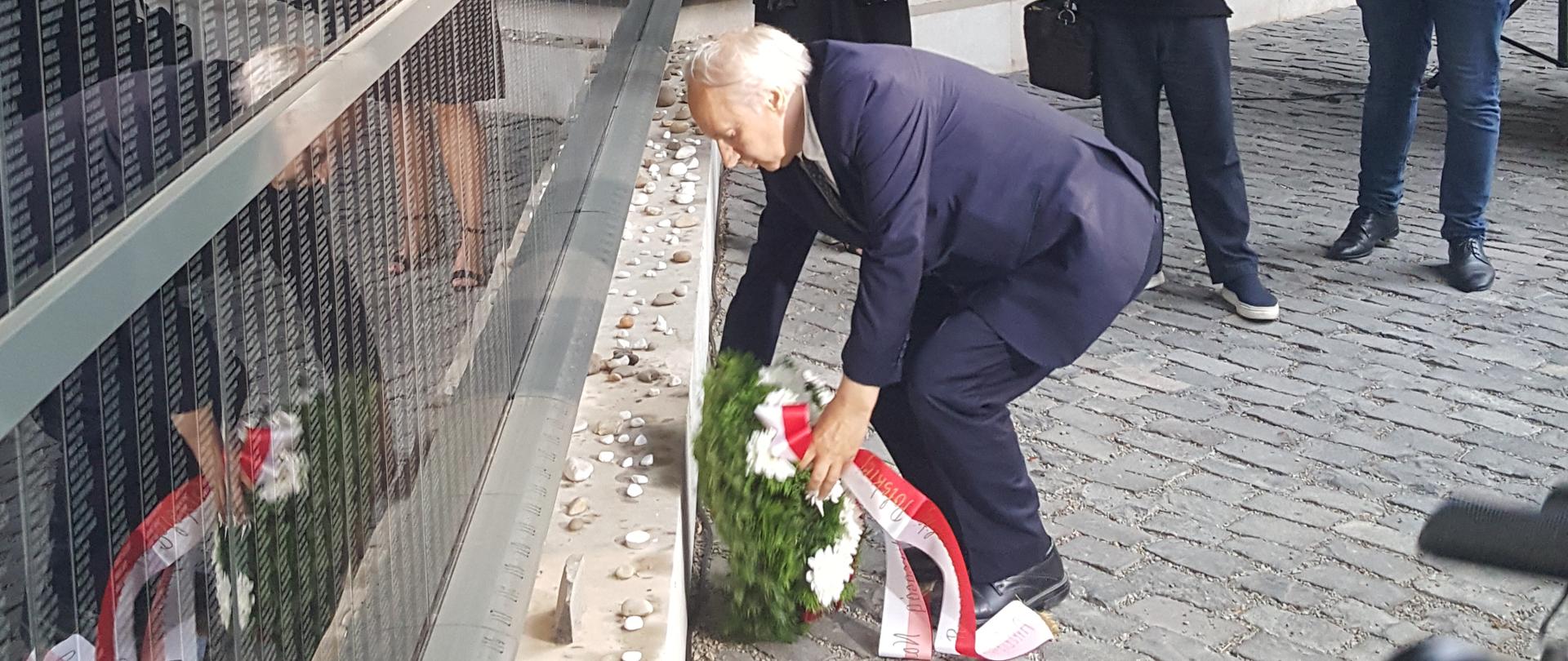 Ambasador RP na Węgrzech Jerzy Snopek składa wieniec w Centrum Pamięci Holokaustu (Holokauszt Emlékközpont) w Budapeszcie podczas uroczystości w rocznicę zagłady Romów podczas II wojny światowej (1 sierpnia 2021)