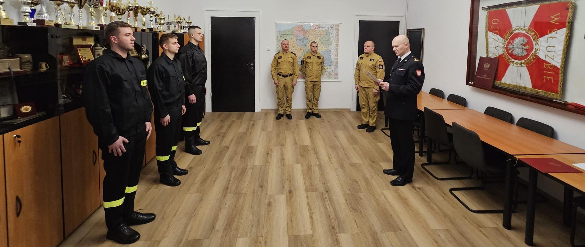 Ślubowanie nowych funkcjonariuszy w KP PSP w Nysie.