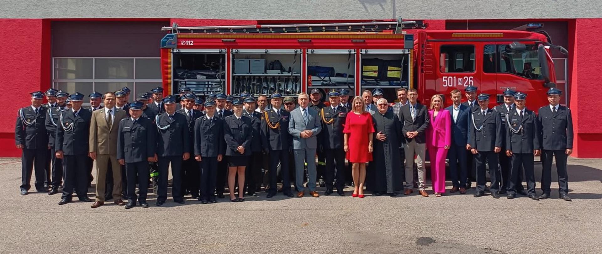 Uroczystość przekazania samochodu ratowniczo-gaśniczego dla Komendy Powiatowej w Makowie Mazowieckim oraz samochodu marki Scania dla jednostki OSP Chodkowo Załogi 