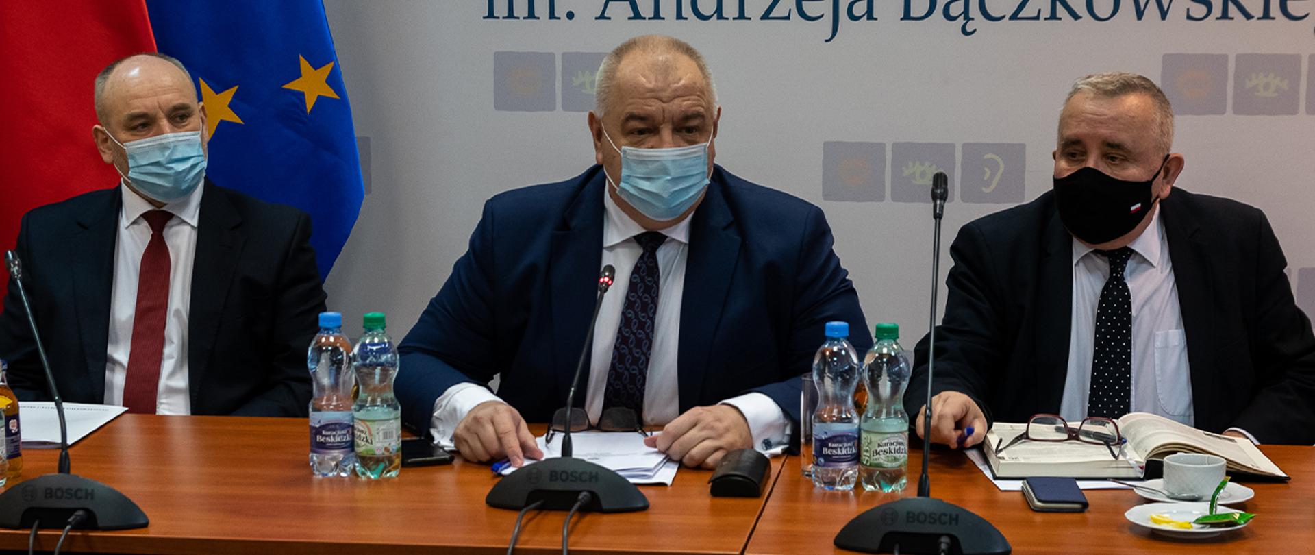 Od lewej: Piotr Dziadzio, Podsekretarz stanu w Ministerstwie Klimatu i Środowiska, Główny Geolog Kraju, Pełnomocnik Rządu ds. Polityki Surowcowej Państwa, wicepremier Jacek Sasin oraz Piotr Pyzik, Podsekretarz stanu w Ministerstwie Aktywów Państwowych