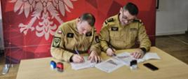 Moment podpisania porozumień na rzecz rozbudowy systemu ostrzegania i alarmowania w siedzibie gminy.