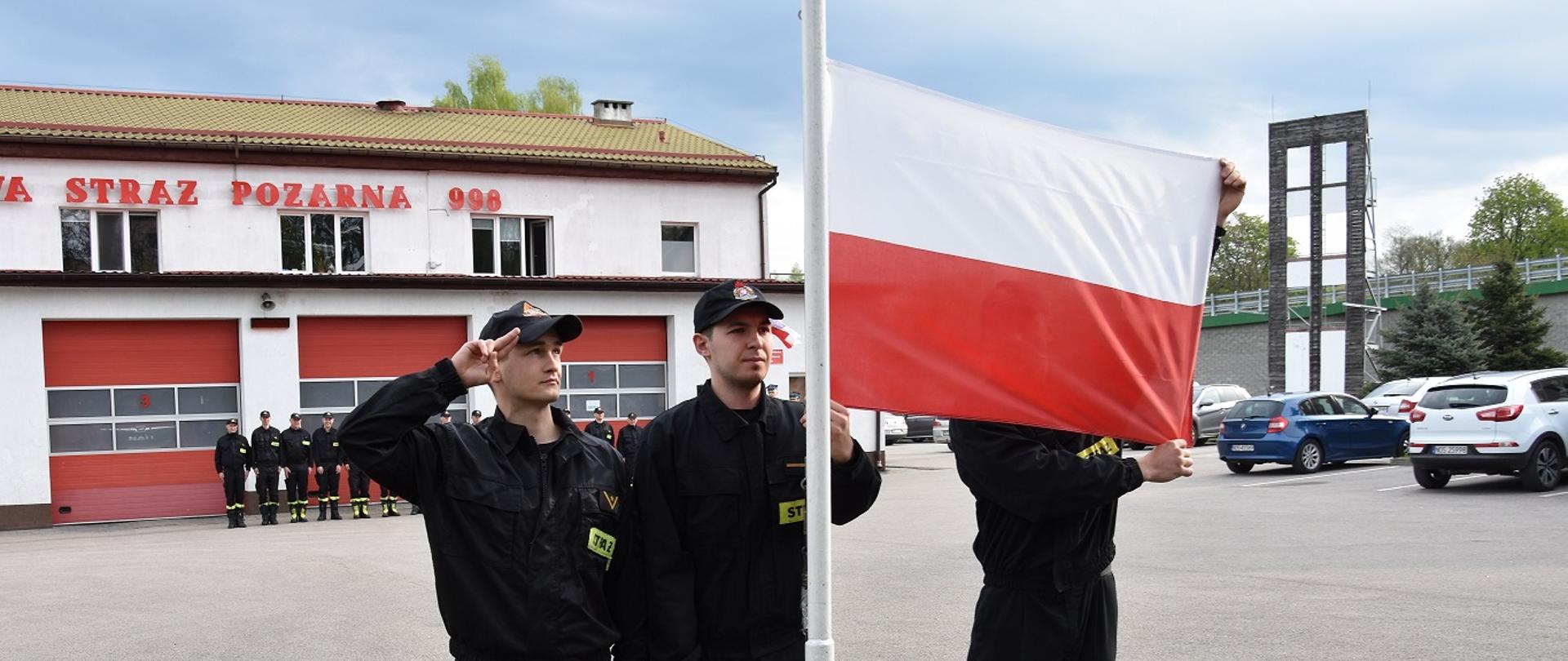 Poczet flagowy wciąga flagę Polski na maszt