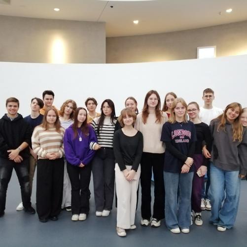 Zdjęcie przedstawia wspólne ujęcie wszystkich uczniów i uczennic w holu obiektu prezentacyjnego