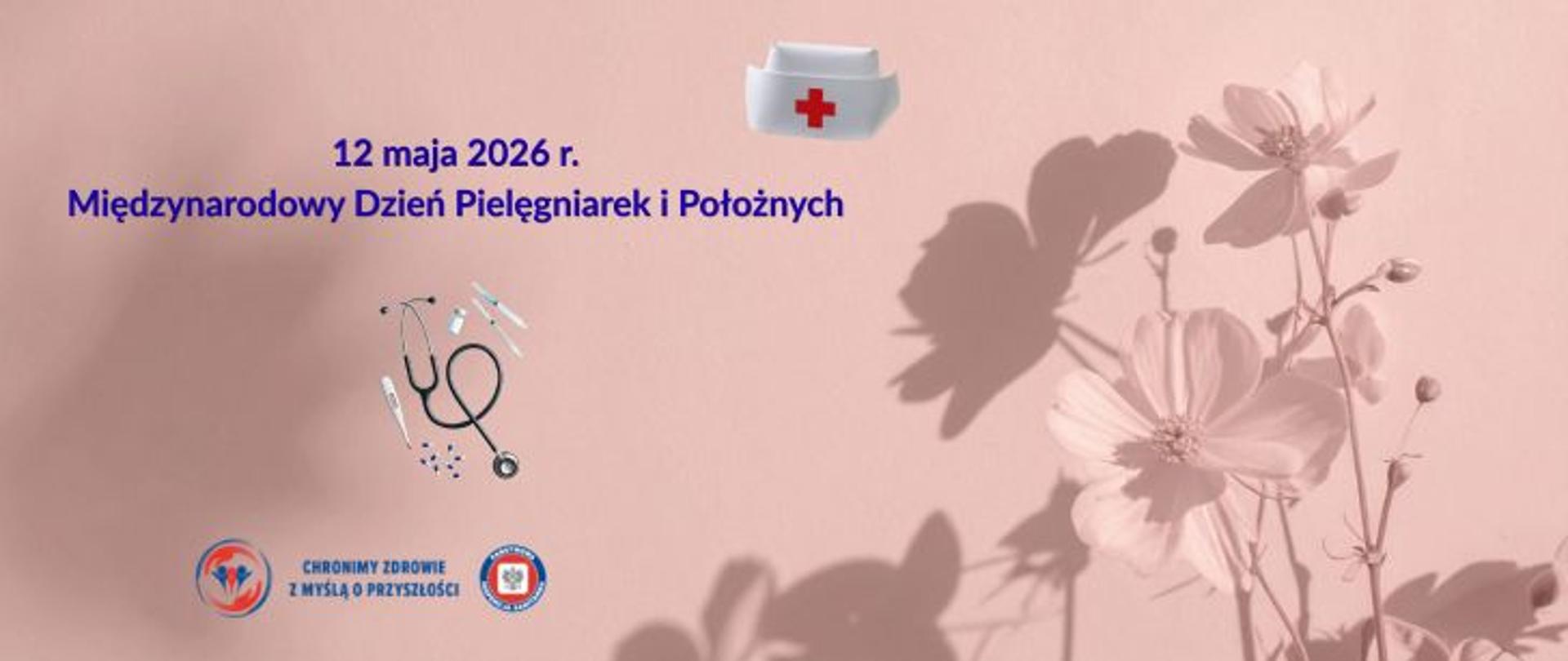 Na tle w odcieniach różu po prawej stronie jasne kwiaty i ich ciemny cień padający na tło. Po lewej stronie granatowy napis 12 maja 2026 r. Międzynarodowy Dzień Pielęgniarek i Położnych. wokół napisu powyżej: biały czepek pielęgniarki z czerwonym krzyżykiem na środku. Pod napisem: stetoskop, termometr, strzykawki, ampułki i leki. Poniżej logo Państwowej Inspekcji Sanitarnej wraz z hasłem: chronimy zdrowie z myślą o przyszłości. 