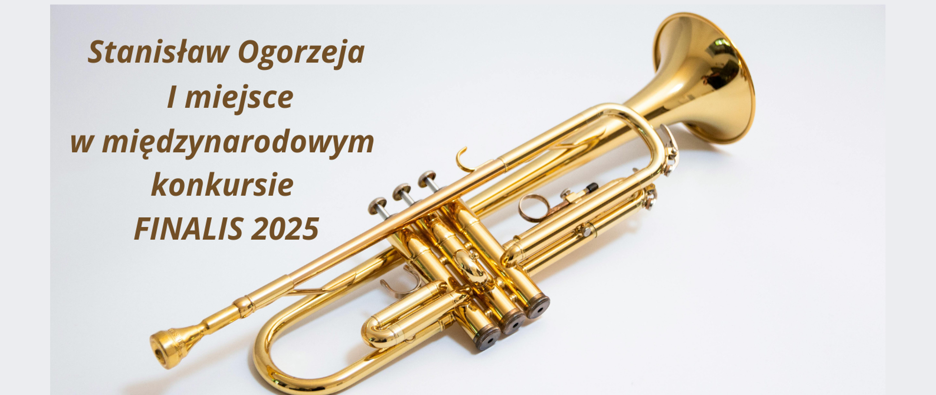 Grafika na jasnoszarym tle, w centrum złota trąbka, po lewej stronie napis Stanisław Ogorzeja I miejsce w międzynarodowym konkursie FINALIS 2025