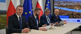 Na zdjęciu od lewej strony: Dariusz Napiórkowski, członek Zarządu Przedsiębiorstwa Energetycznego, Wojciech Pawlik, Prezes Zarządu Przedsiębiorstwa Energetycznego w Siedlcach, Józef Matysiak, Zastępca Prezesa Zarządu NFOŚiGW, Tomasz Hapunowicz, Prezydent Miasta Siedlce.