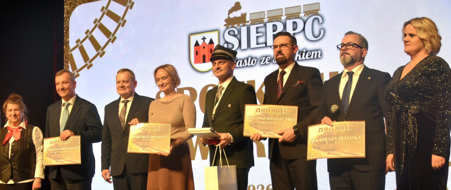 Na zdjęciu widać kobiety i mężczyzn