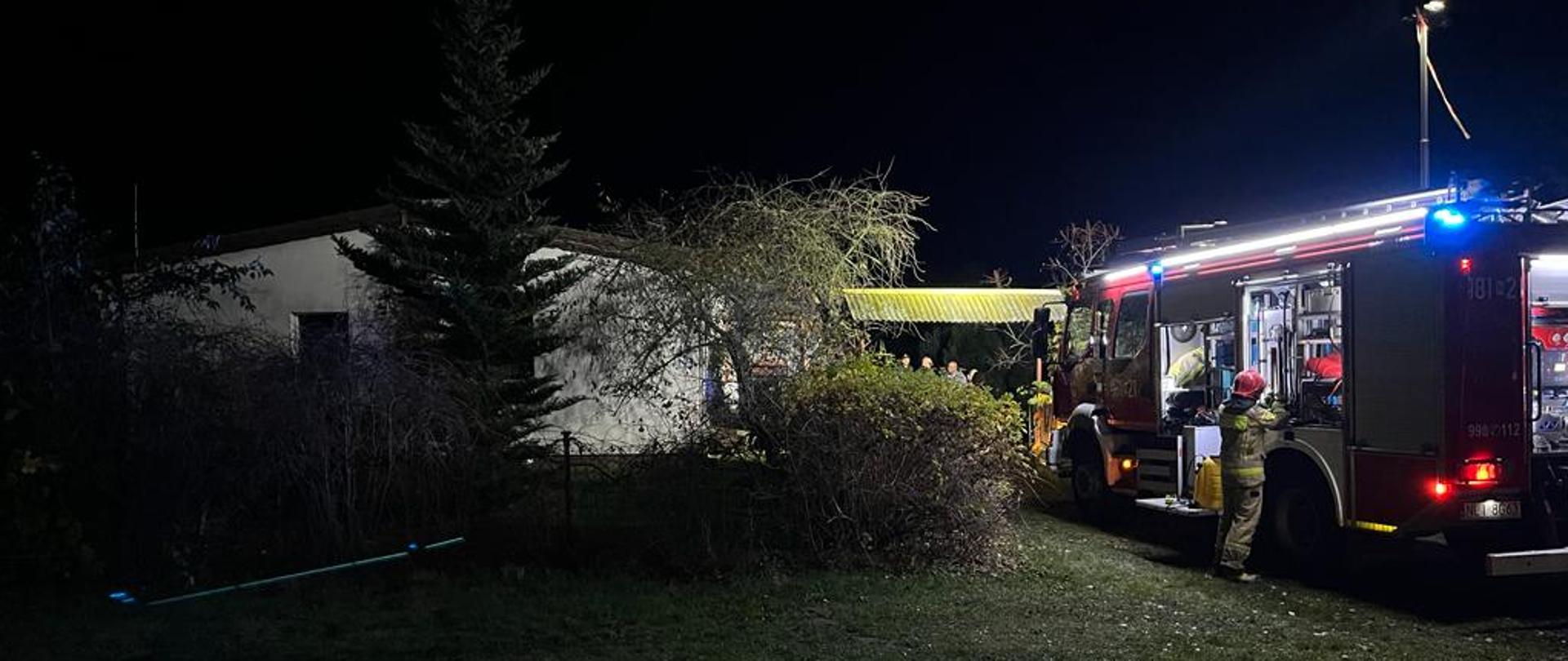 Zdjęcie przedstawia pojazd pożarniczy podczas działań 