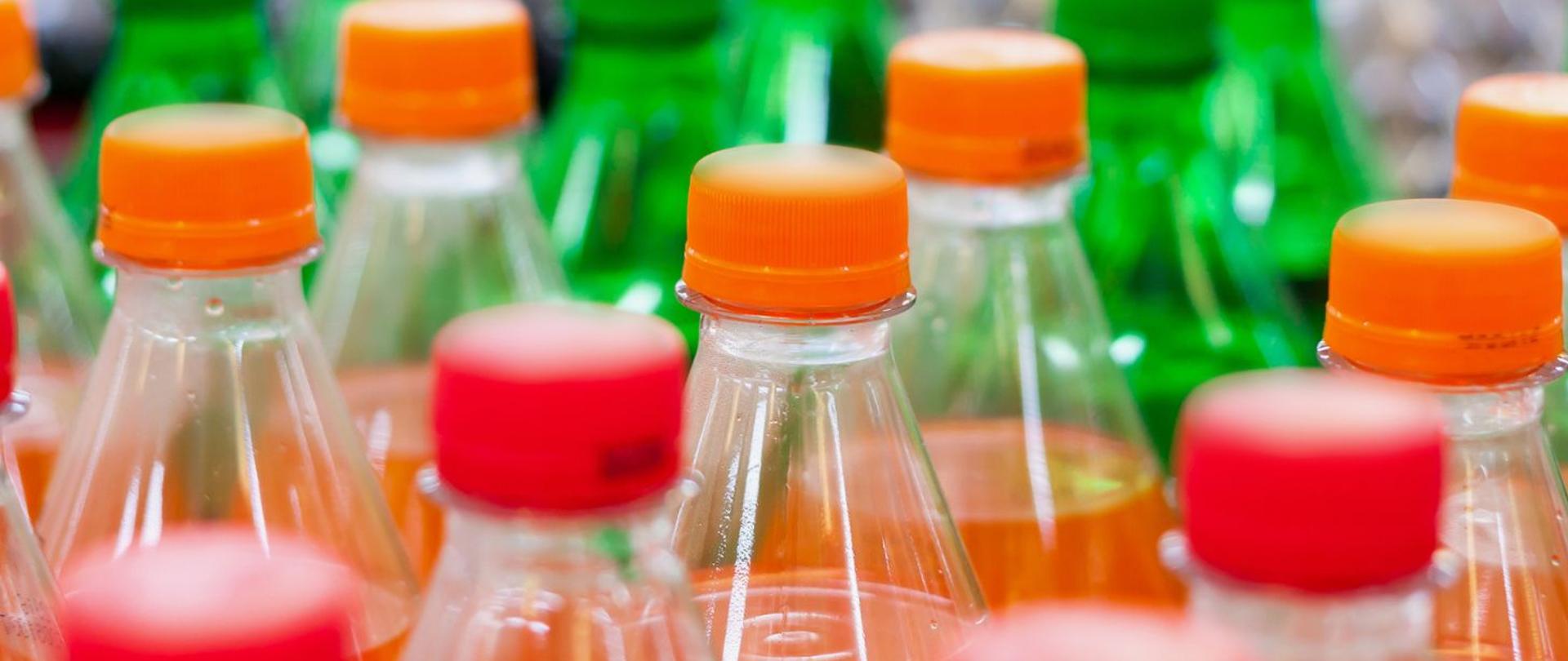 Zbliżenie na plastikowe butelki z kolorowymi napojami 