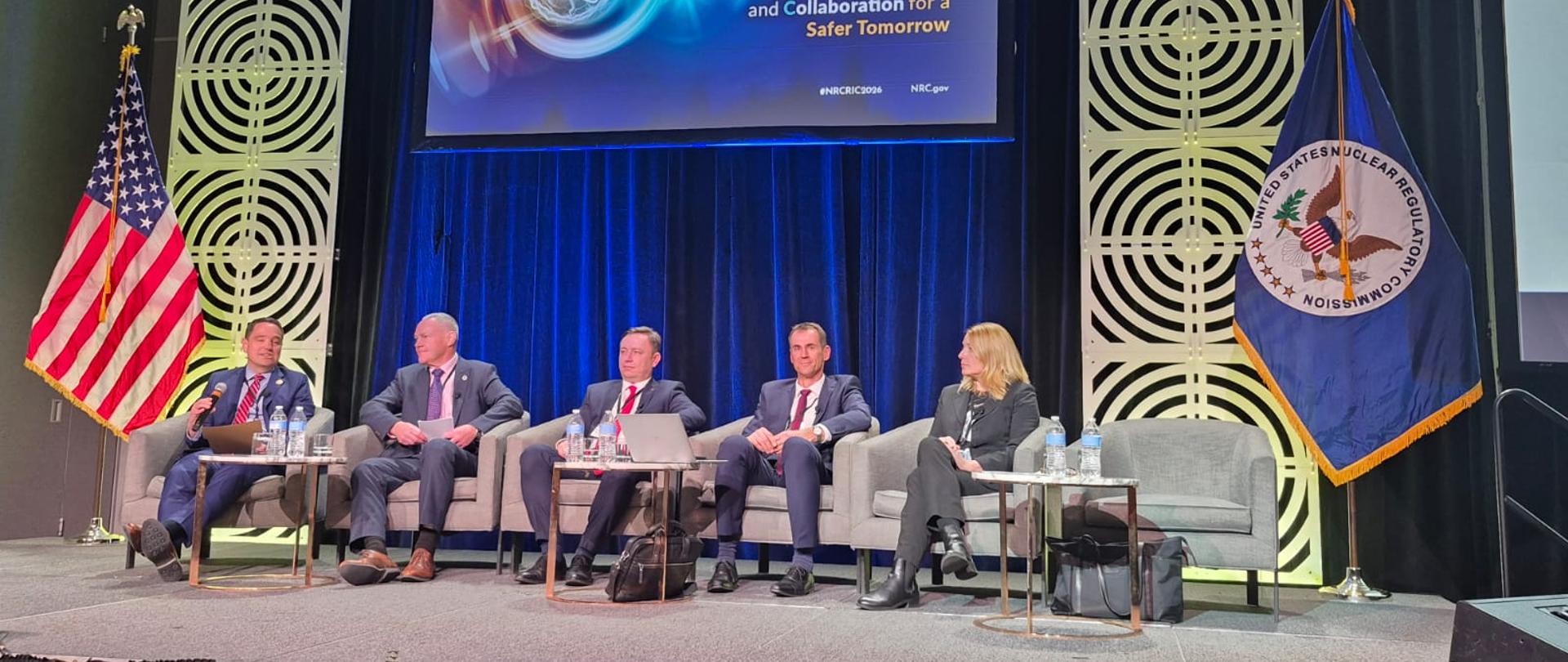 Uczestnicy panelu, w tym prezes Państwowej Agencji Atomistyki podczas panelu na RIC