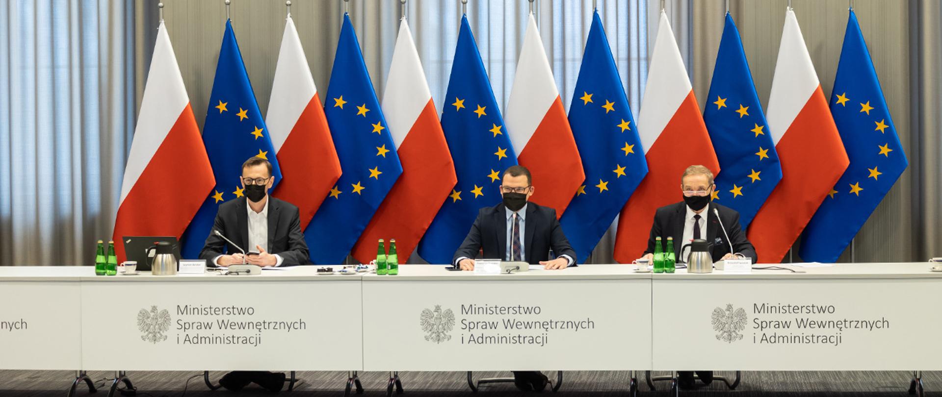 Na zdjęciu widać sekretarza komisji Szymona Wróbla, wiceministra Pawła Szefernakera i współprzewodniczącego KWRiST Krzysztofa Iwaniuka.