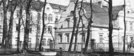 lata-50-te-pierwszy-budynek-szkoly