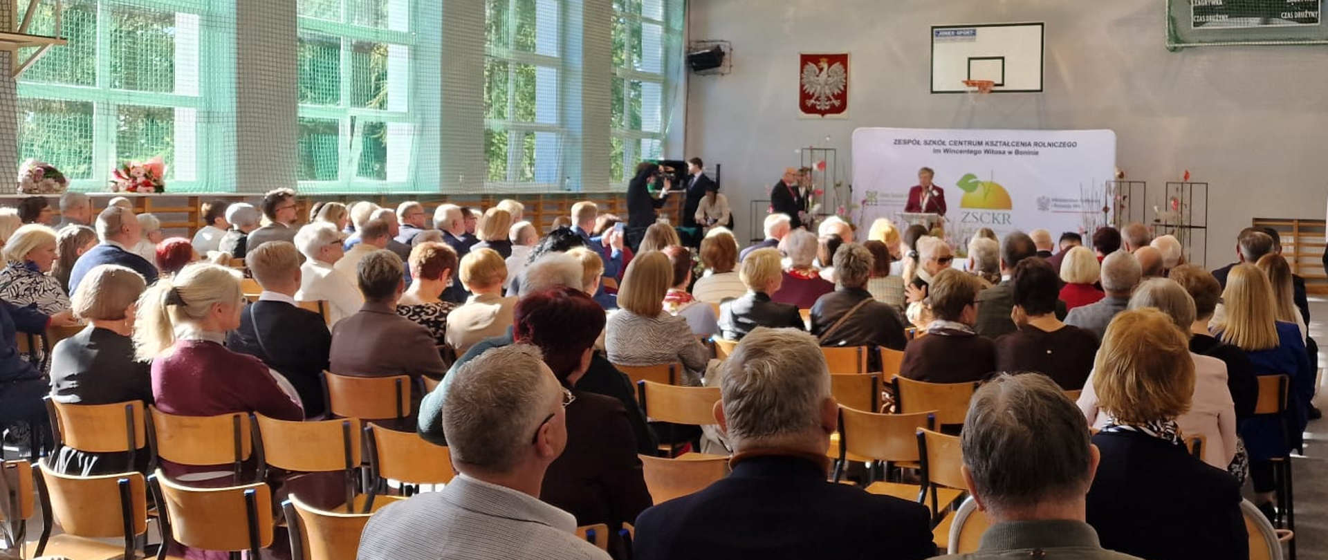 55-lecie w ZSCKR w Boninie zdjęcie przestawia uczestników, absolwentów, sympatyków, pracowników szkoły. 
