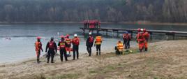 Warsztaty ratownicze grup specjalistycznych Wędrzyn 2023 - grupa ratowników czeka na plaży na rozpoczecie zajeć , kolejna grupa w dalszej perspektywie oczekuje na pomoście