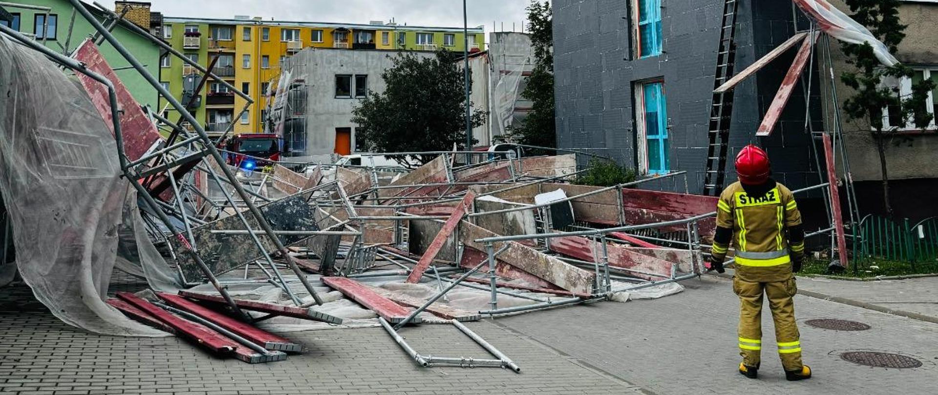 Skutki gwałtownej pogody w województwie podlaskim podczas służby 28 lipca 2024 r.
Powalone przez wiatr rusztowanie w powiecie suwalskim.