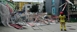 Skutki gwałtownej pogody w województwie podlaskim podczas służby 28 lipca 2024 r.
Powalone przez wiatr rusztowanie w powiecie suwalskim.