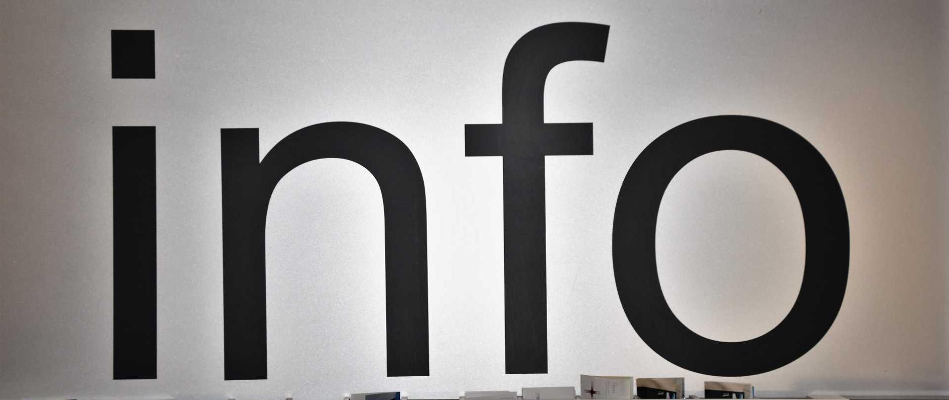 napis info na szarym tle