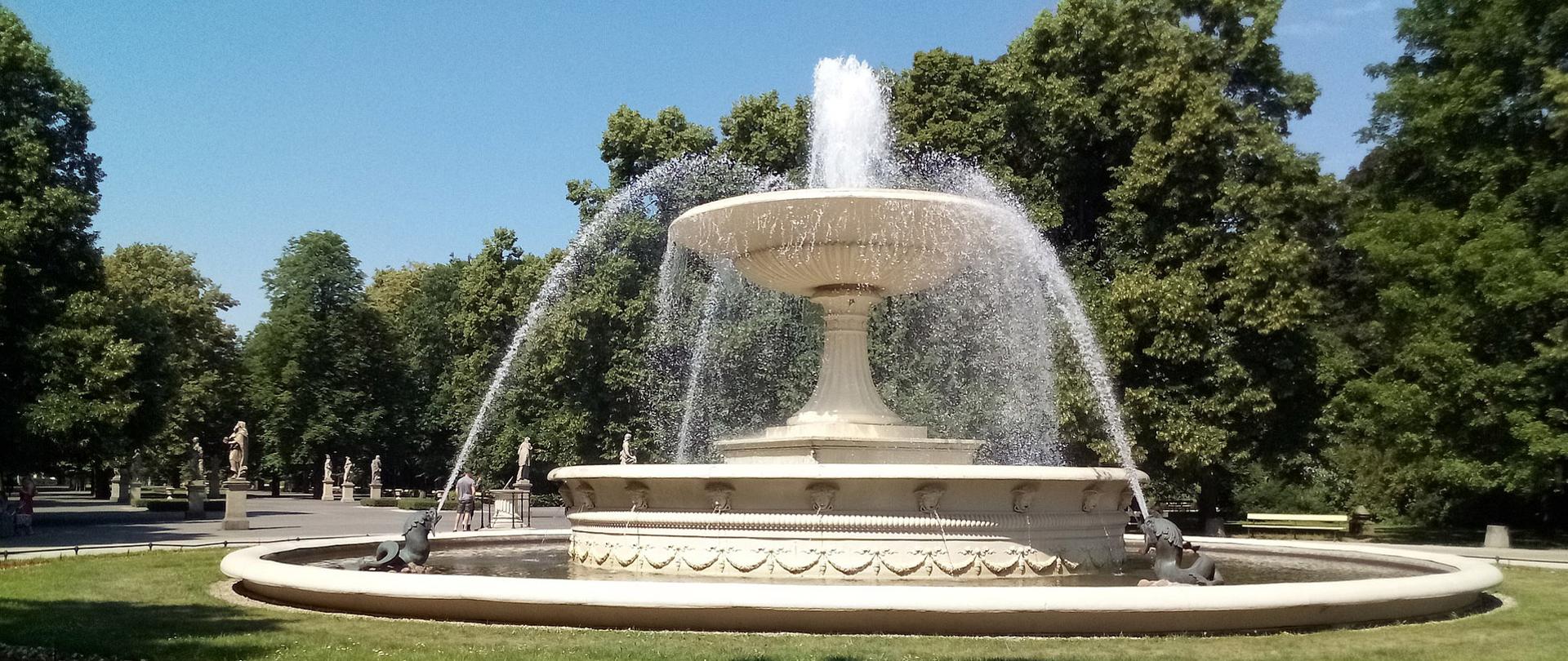 Zdjęcie dużej fontanny w parku.