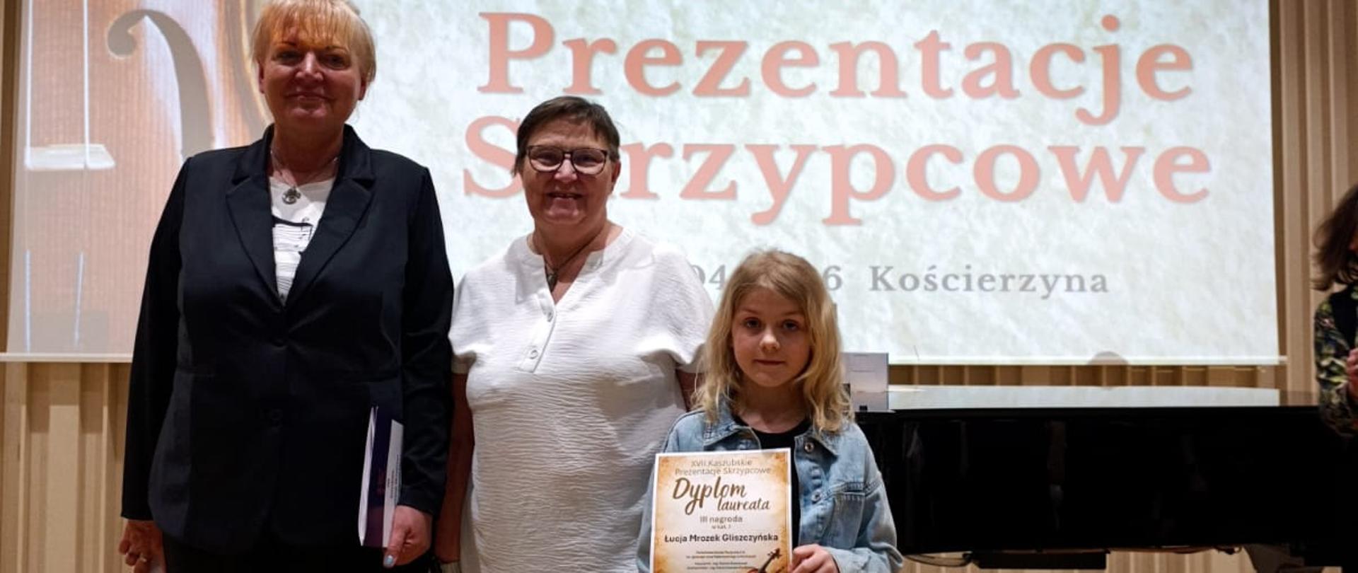 uczennica trzymająca dyplom