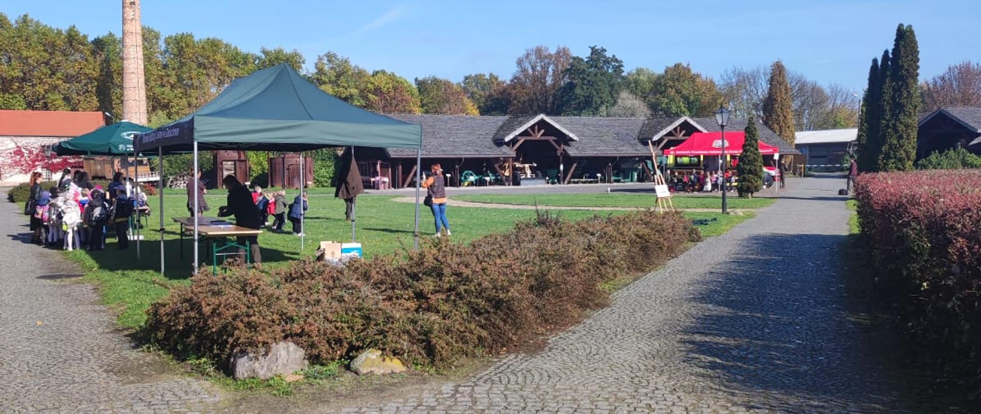 Teren Ośrodka Kultury Leśnej w Gołuchowie podczas przeglądu twórczości dziecięcej.