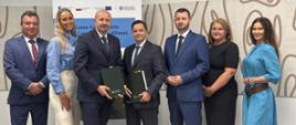 Zdjęcie grupowe. Na zdjęciu: Robert Gajda, Zastępca Prezesa Zarządu Narodowego Funduszu Ochrony Środowiska i Gospodarki Wodnej, Mateusz Balcerowicz, Prezes Państwowego Gospodarstwa Wodnego Wody Polskie, Robert Markiewicz, Dyrektor w Departamencie Adaptacji do Zmian NFOŚiGW, Monika Flisek, Zastępca Dyrektora w Departamencie Adaptacji do Zmian NFOŚiGW, Marta Barszczewska-Skąpska, Wody Polskie, Jan Grygier, Dyrektor RZGW Gliwice, Elwira Wójcicka, NFOŚiGW.
