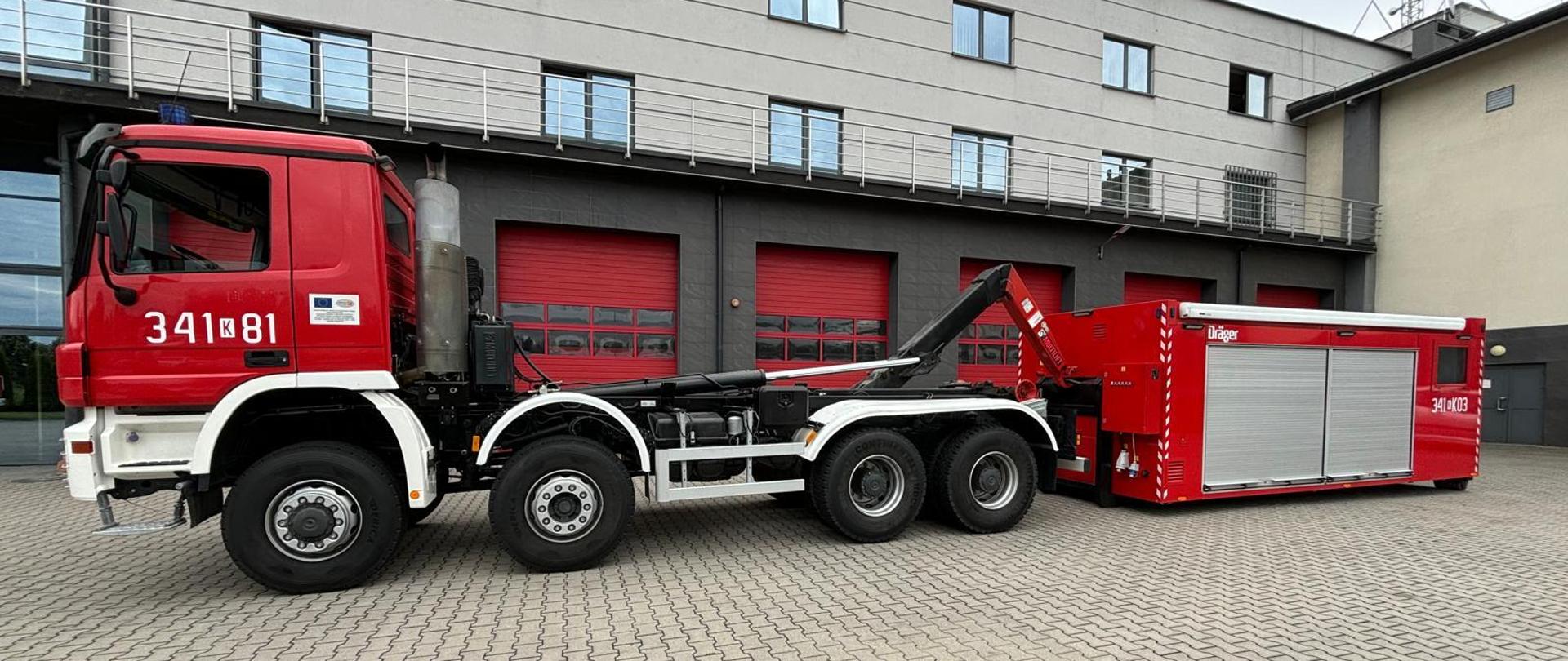 Kontener obok nośnika na placu KM PSP Nowy Sącz