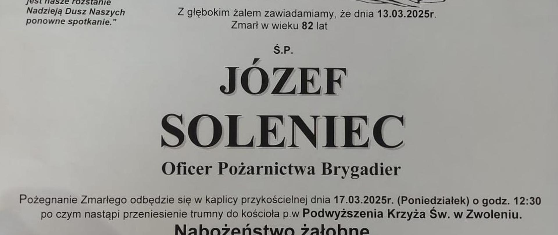Karta zawiadomienia o śmierci i pogrzebie, na jasnym tle. Na górze, po prawej stronie, znajduje się prosty symbol krzyża. Pod nim tekst w języku polskim. W centrum widnieje imię i nazwisko zmarłego: "JÓZEF SOLENIEC" oraz informacja o stopniu: "Oficer Pożarnictwa Brygadier".
Poniżej znajdują się szczegóły dotyczące uroczystości pogrzebowych: data i godzina mszy ("Msza Święta w intencji Zmarłego w dniu 17.03.2025 (Poniedziałek) o godz. 10:30") oraz miejsce. Podane są również informacje o nabożeństwie żałobnym i miejscu pochówku. Na dole karty widnieje napis "Córka, wnuczka i rodzina".