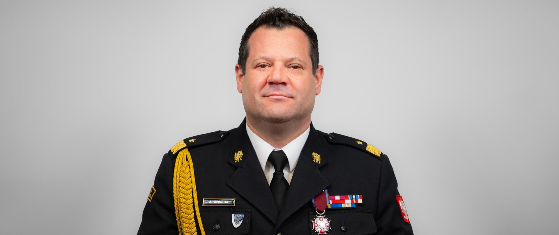 nadbryg. Artur Gonera w czarnym mundurze wyjściowym ze sznurem generalskim