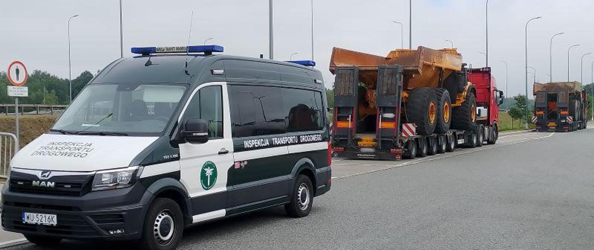 Pojazd służbowy ITD na tle kontrolowanych pojazdów