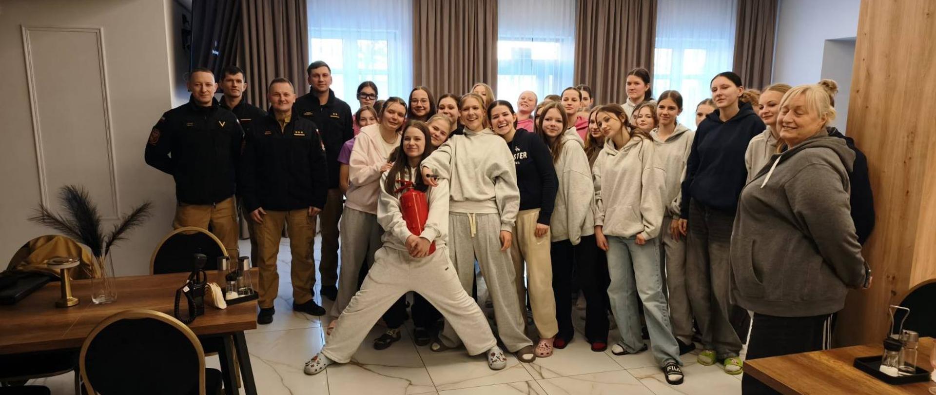 Spotkanie grupy młodzieży ze strażakami. Bezpieczne ferie. 