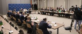 Sala posiedzeń, przy stole prezydialnym siedzi Minister funduszy i polityki regionalnej Katarzyna Pełczyńska-Nałęcz, po jej prawej stronie siedzi minister spraw wewnętrznych i administracji Tomasz Siemoniak, zaś po lewej stronie wiceminister funduszy i polityki regionalnej Jacek Karnowski