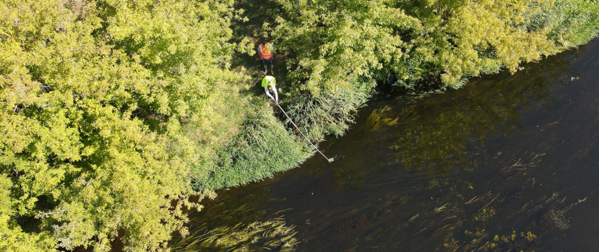 Pobieranie próby wody z rzeki Bzury na terenie gminy Łowicz