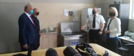 Uczestnicy narady wizytują wyremontowane pomieszczenia oraz warsztatowe, które przeznaczone jest do konserwacji sprzętu ochrony układu oddechowego