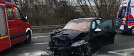 Miejsce zdarzenia widoczne uszkodzone pojazdy oraz pojazdy ratownicze.