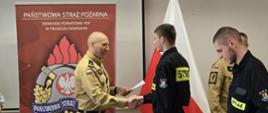 Na zdjęciu Komendant Powiatowy PSP w Pruszczu Gdańskim wręcza certyfikat ukończenia szkolenia podstawowego strażaków ratowników OSP